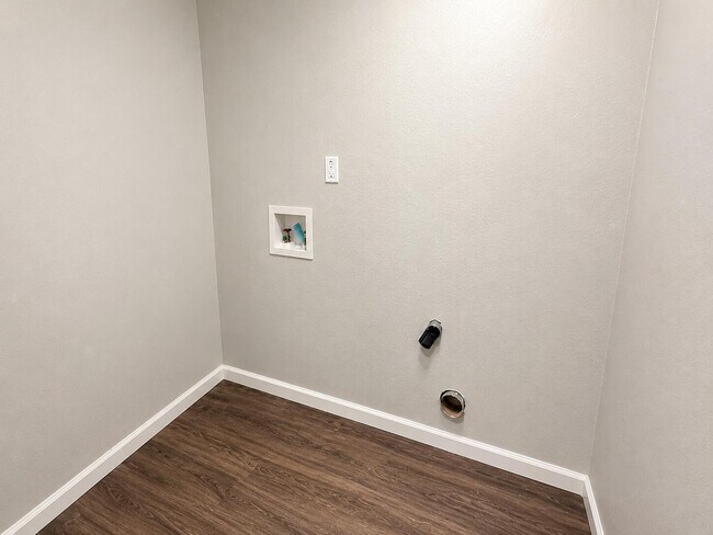 Building Photo - 2722 Shalimar Dr