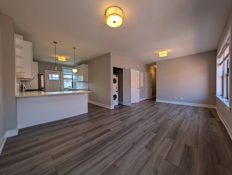 Building Photo - 3931 N Janssen Ave