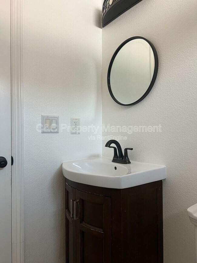 Building Photo - 1445 1/2 South Sunol Drive