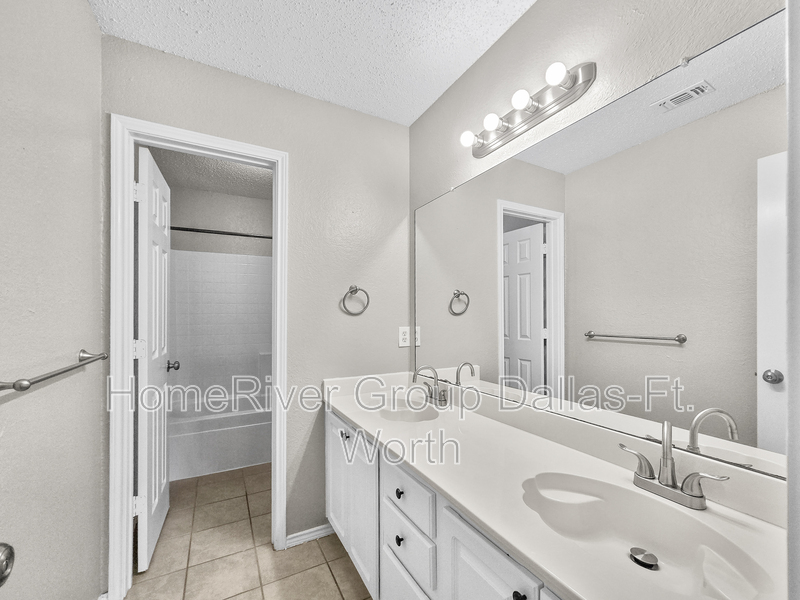 Building Photo - 2215 Green Mere Dr