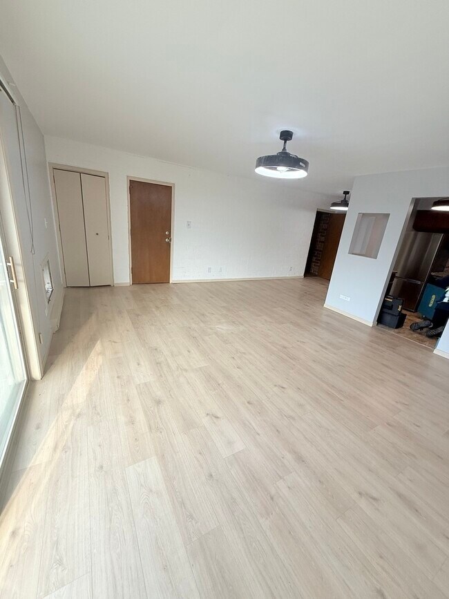 Building Photo - 1925 Canal St