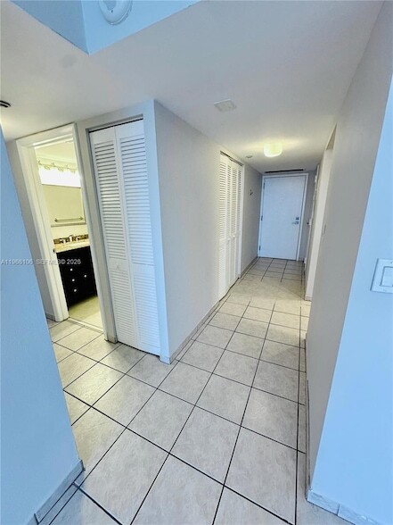 Building Photo - 2555 Collins Ave