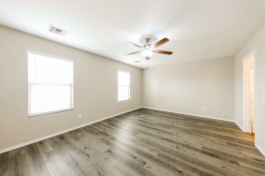 Building Photo - 3252 W Huntington Dr