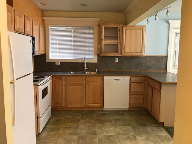 Building Photo - Leasing NOW-- Excellent 7 Bedroom/3 Bathroom Unit Near UW