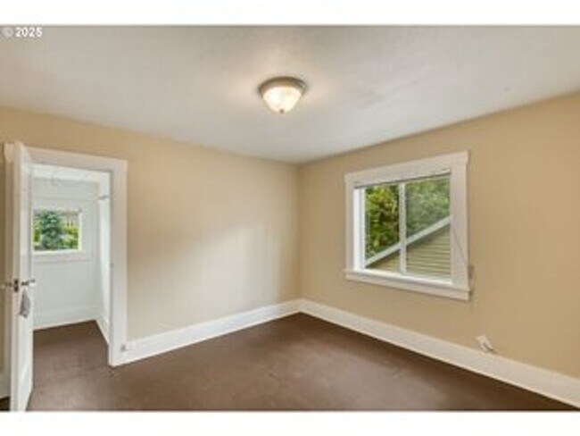 Building Photo - 1174000