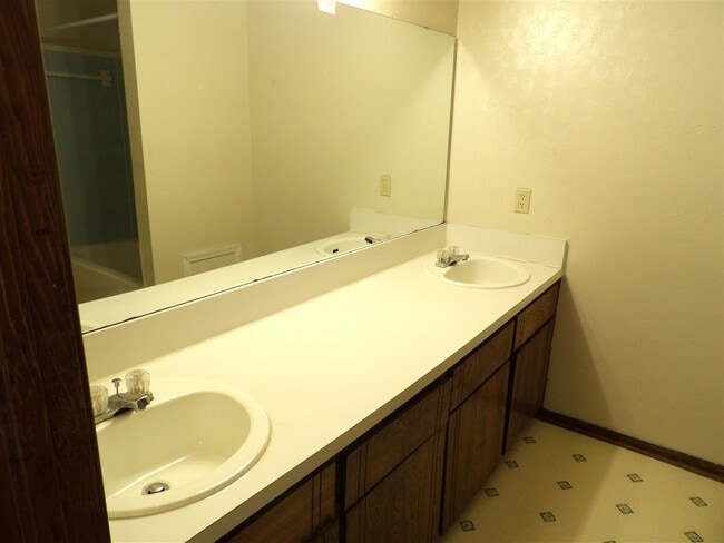 Building Photo - 813 SW Chaucer Dr