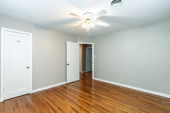 Building Photo - Cute 3/1 close to TEch and Medical