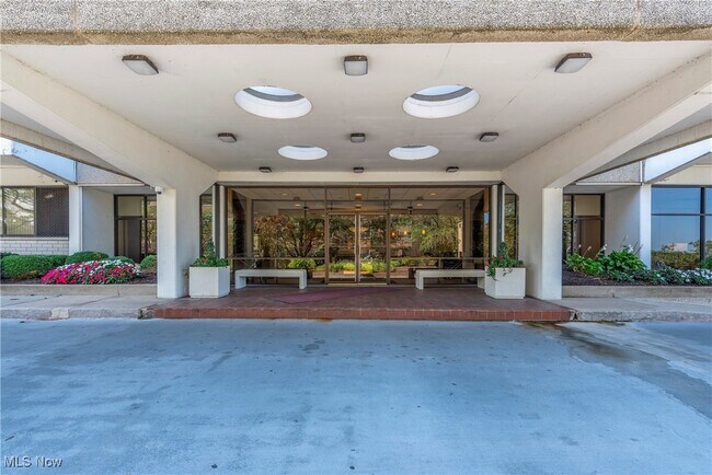 Building Photo - 12550 Lake Ave