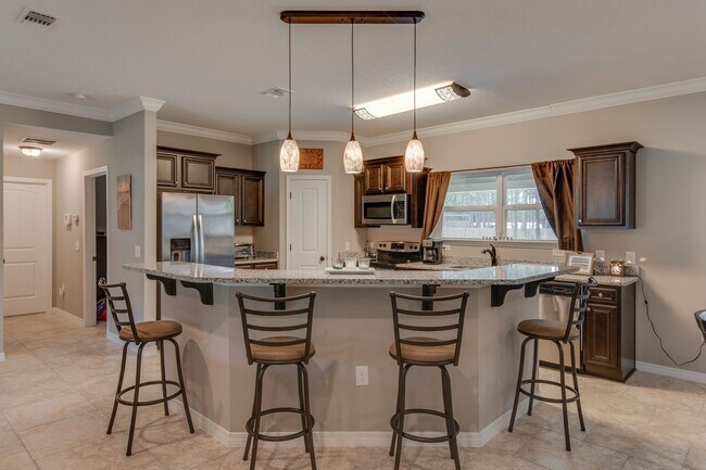 Building Photo - 4 BEDROOMS IN NAVARRE!