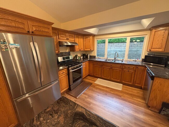 Building Photo - Stunning Single-Story 3-Bedroom Home with 3-Car Garage and Community Pool in Thousand Oaks!