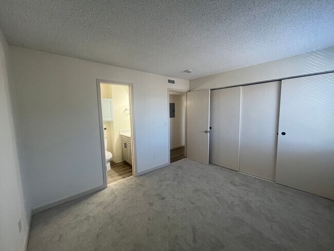 Building Photo - GORGEOUSLY REMODELED 2 bed 2 bath on 3rd floor with vaulted ceiling and skylight!