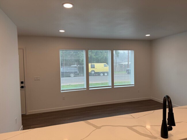 Building Photo - Brand new 3 bedroom 3 full bath townhouse in Thurston! MOVE IN SPECIAL!