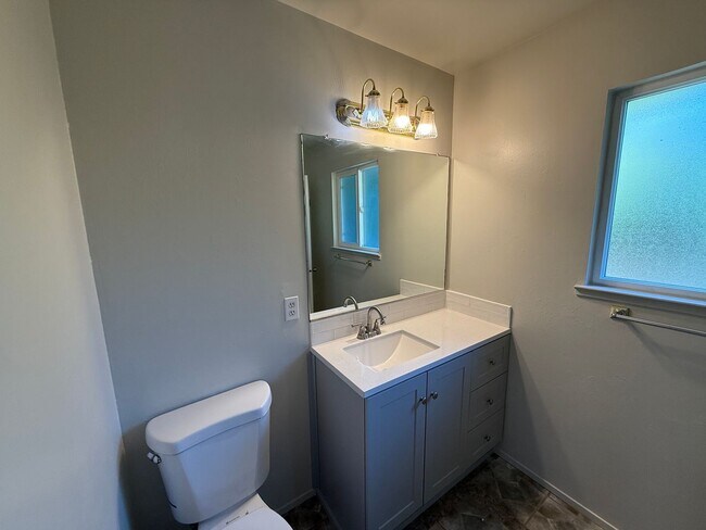 Building Photo - Single story home in east Modesto!