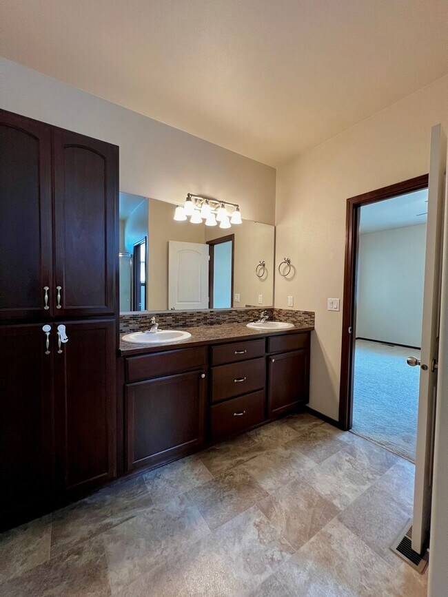 Building Photo - Home in West Valley with garage & back yard!