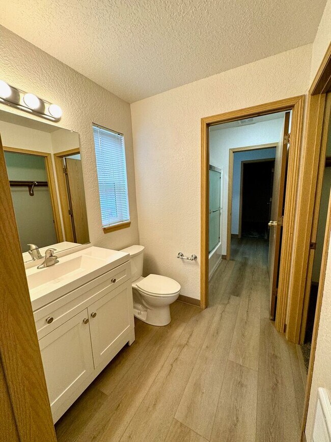 Building Photo - Fully Renovated 2 Bedroom, 1.5 Bath Townhouse with Garage