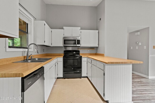 Building Photo - 134 Village Ct