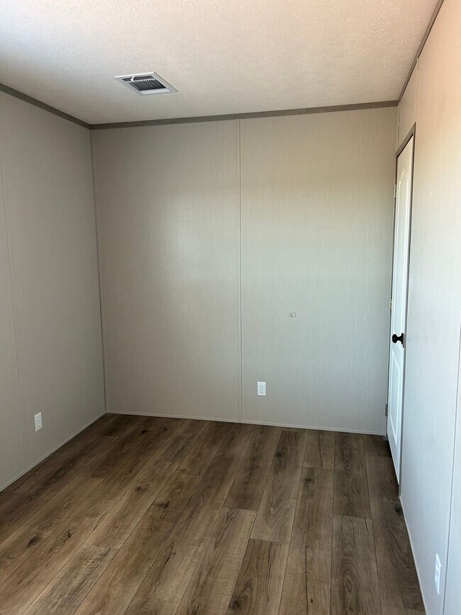 Building Photo - 2 bed 2 bath / horse facility.