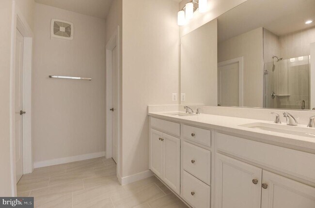 Building Photo - 43798 Middleway Ter