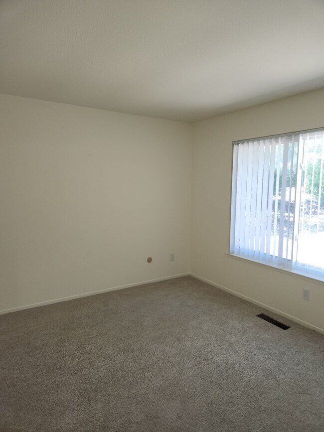 Building Photo - Lovely 2 bedroom, 2 bath in the Oakmont 55...