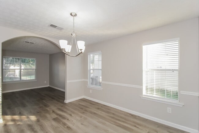 Building Photo - 550 Gardinia Dr