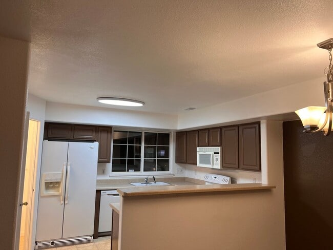 Building Photo - Gorgeous 2 bed/2.5 bath townhome in Welby ...