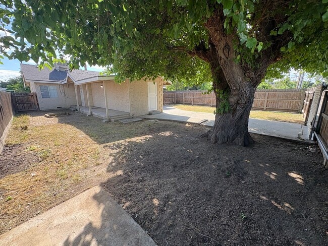 Building Photo - Charming NW Visalia Home Available Now!