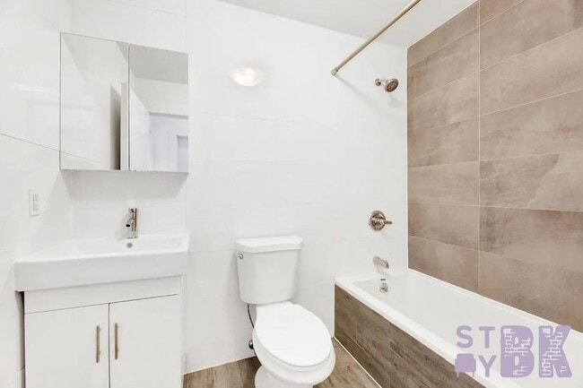 Building Photo - 3 bedroom in Brooklyn NY 11233