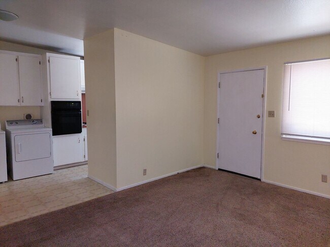 Building Photo - 746 Anita Dr