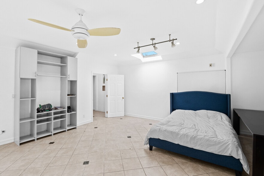 Building Photo - 9033 Cresta Dr