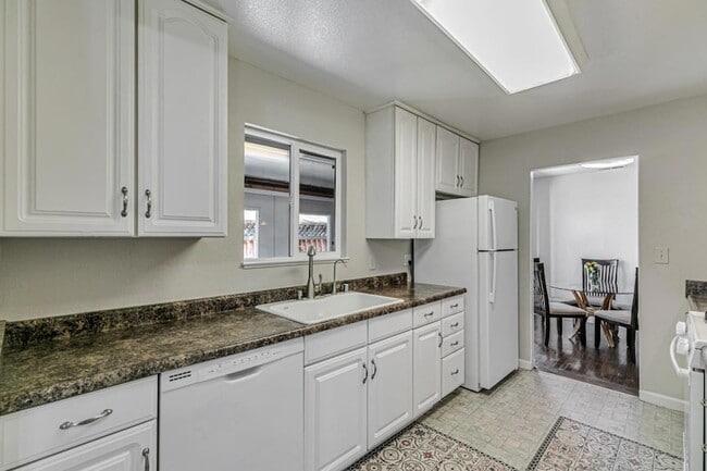 Building Photo - 2136 Ventura Pl