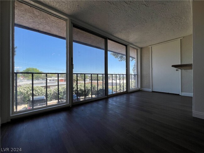 Building Photo - 1390 E Vegas Valley Dr