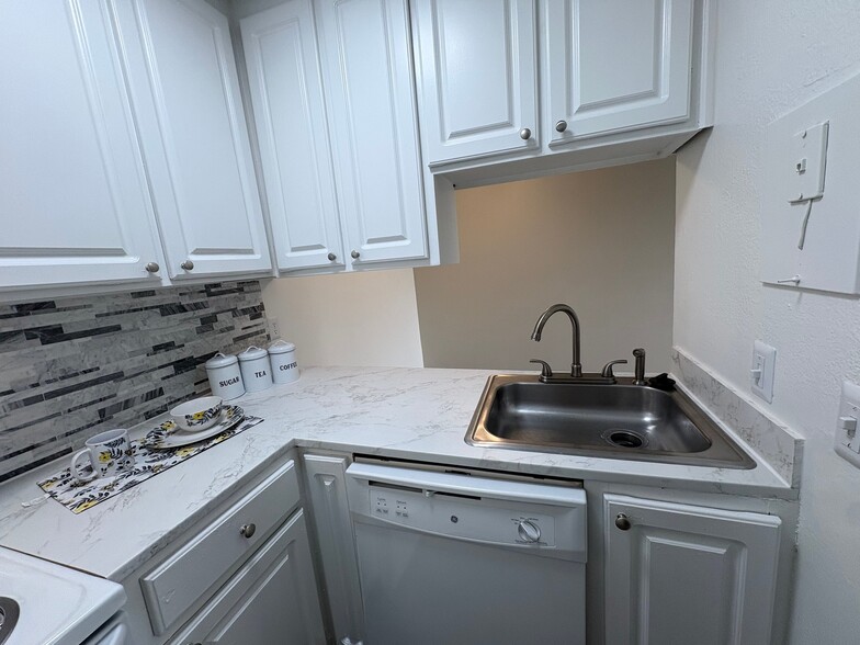 Building Photo - 1005 Hickory Hill Ln