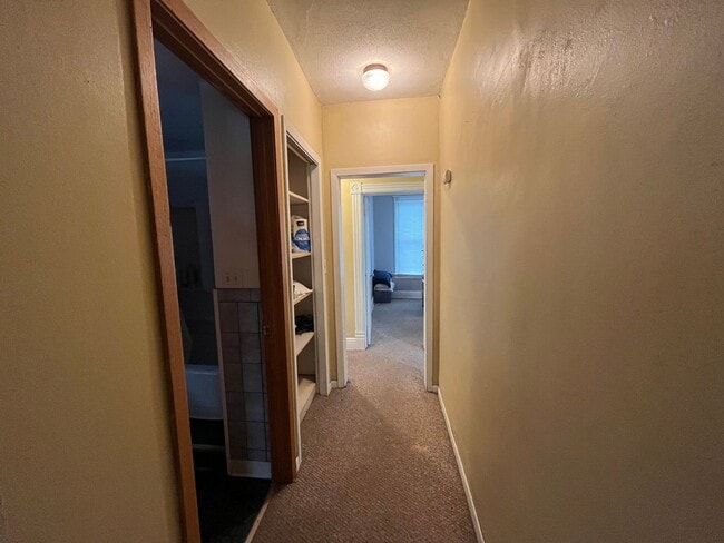 Building Photo - Duluth MN - 4 Bed - 1 Bath - Single Family...