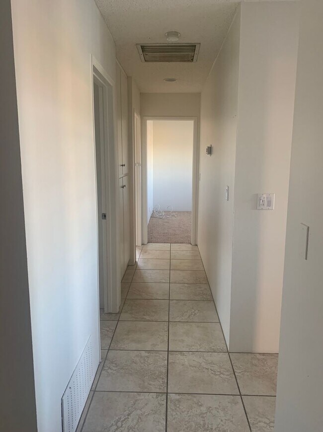 Building Photo - Three Bedroom Home in Beautiful Neighborhood
