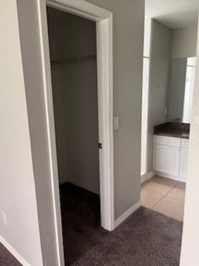 Building Photo - Three Bedroom Two bath