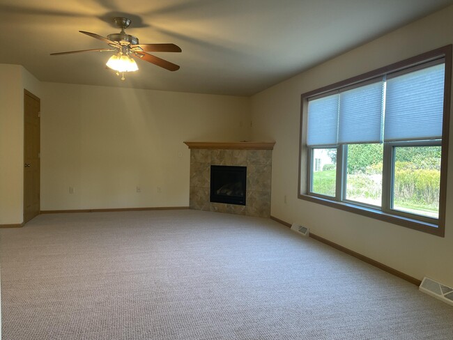 Building Photo - 2635 Parkfield Dr