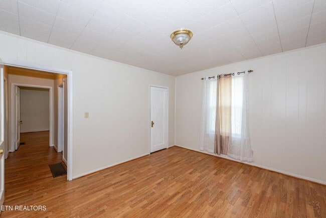 Building Photo - Maryville 37804 - 2 bedroom, 1 bath home w...