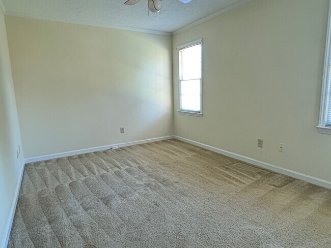 Building Photo - 3 Bedroom Home With Large Bonus Room Convenient to US 421