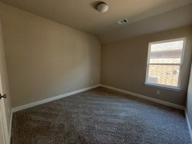 Building Photo - 612 Amenduni Ln