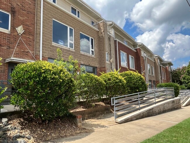Primary Photo - Great 2 Bed Condo in NODA with 1 Car Garage