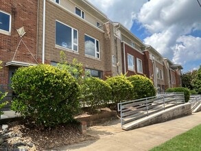Building Photo - Great 2 Bed Condo in NODA with 1 Car Garage