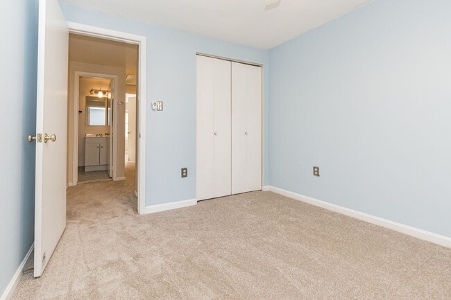 Building Photo - Well maintained 3-level 3Bd/2 full & 2 half bath TH in the sought-after Burke Centre!