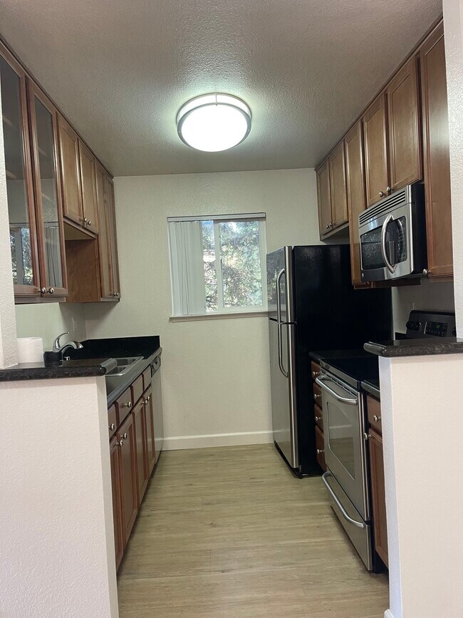 Building Photo - 764 Teatree Ct