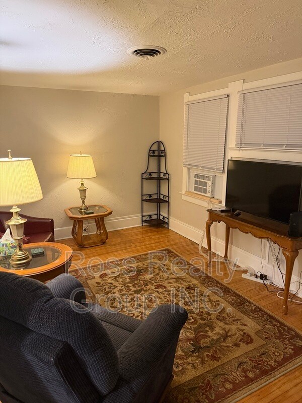 Primary Photo - 2835 Midwood Ave