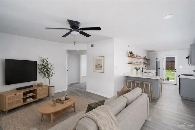 Building Photo - 1107 Shasta Ave W