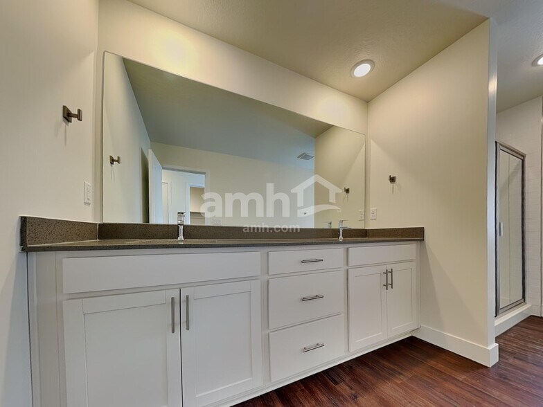 Building Photo - 1211 Redbud Dr