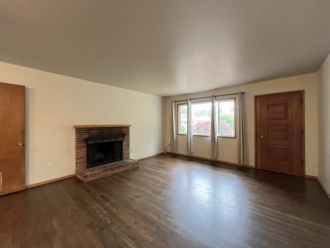 Building Photo - Beautiful 3-Bedroom West Linn Home with Bonus Room, Updated Kitchen and Large Fenced Yard