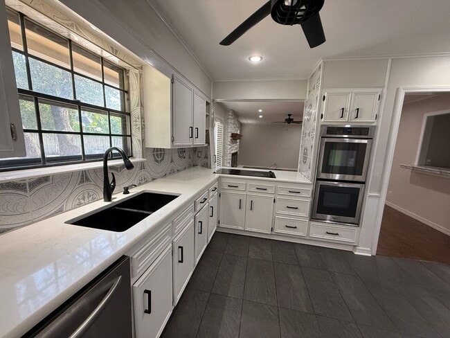 Building Photo - Luxury 4 Bed Home with Bonus Rooms and Pool