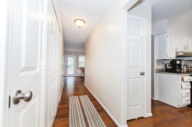 Building Photo - Spacious Williamsburg Townhome with Modern...