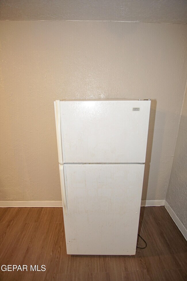 Building Photo - 419 E Schuster Ave